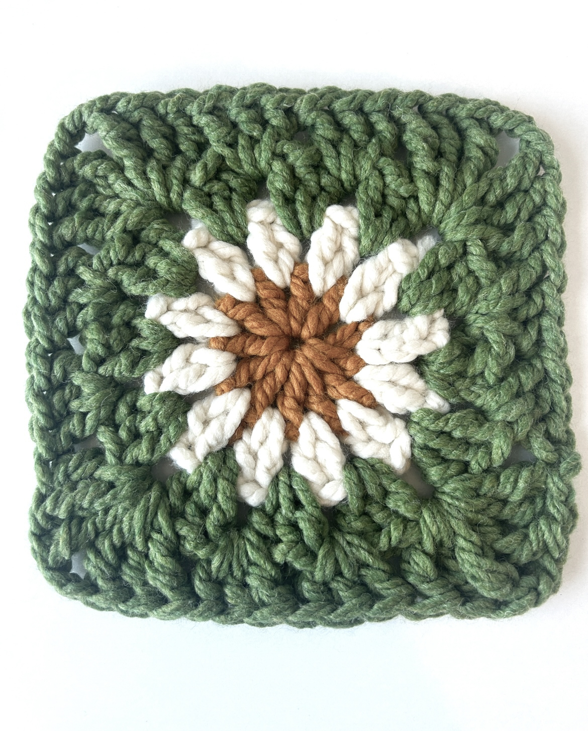 Flower granny square by Mama In A Stitch