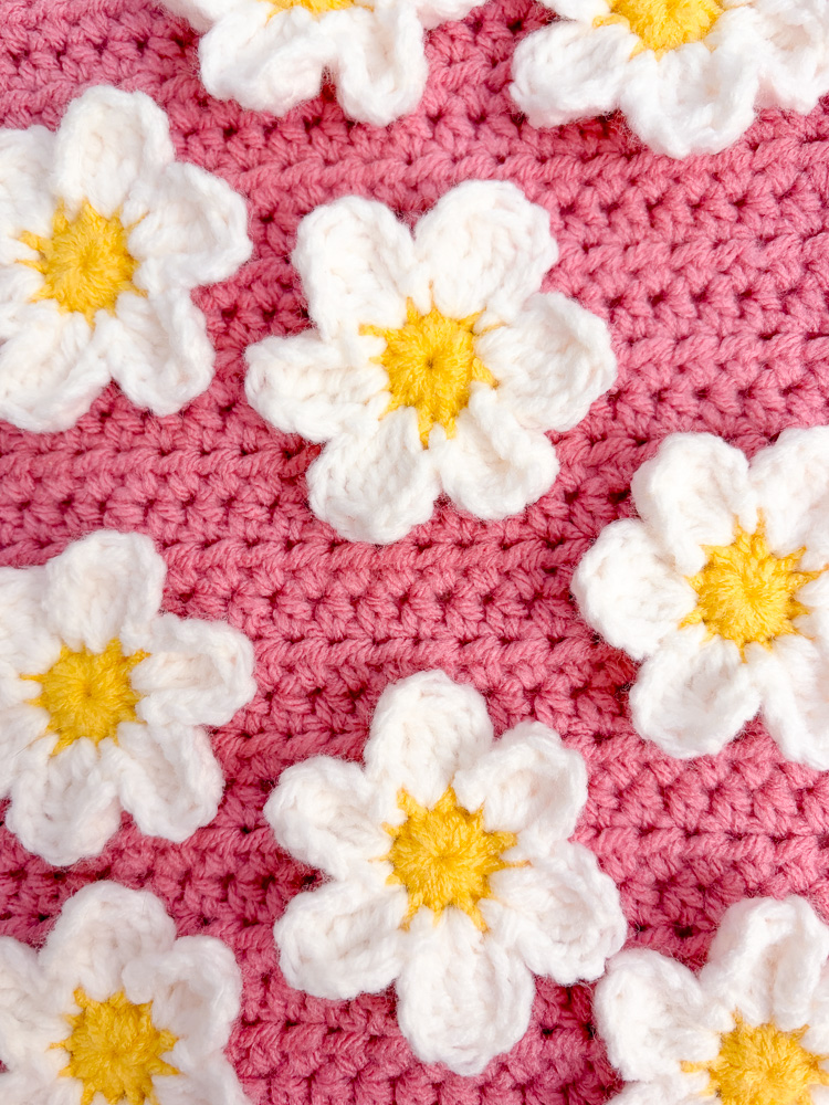 easy daisy free crochet flower patterns in two sizes